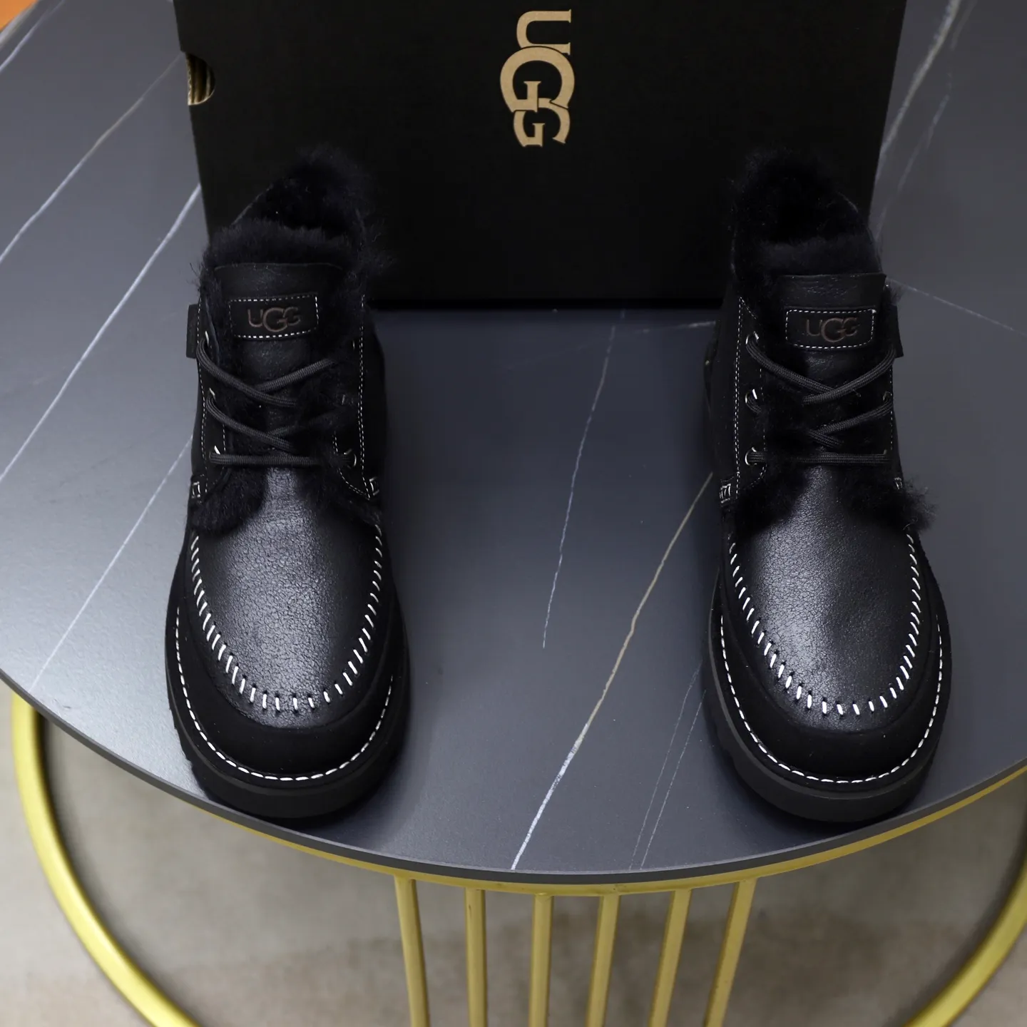 Ex-factory price: 620💰Thick wool imported from Australia Brand: UGG genuine purchase (fur integrated) Size: 39-44 (45 customized) Grade: Official website 1:1 Material: First layer of genuine leather waterproof and antifreeze upper Real wool lining Original non-slip and wear-resistant outsole Style category: Men's casual shoes Trendy style Comfortable on the feet Color: Official website color synchronization